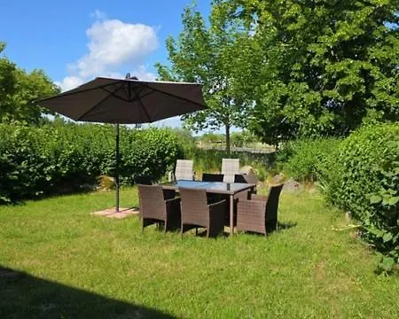 Neu Renovierte, Komplett Ausgestattete Mit 2 Schlafzimmern *