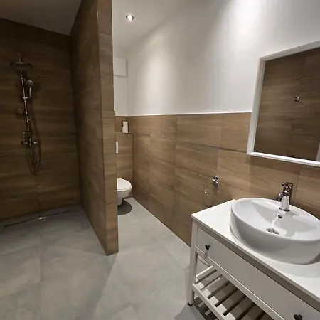 Neu Renovierte, Komplett Ausgestattete Mit 2 Schlafzimmern *