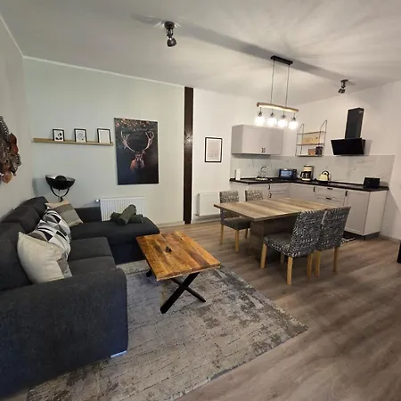Neu Renovierte, Komplett Ausgestattete Mit 2 Schlafzimmern Apartment *