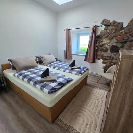 Neu Renovierte, Komplett Ausgestattete Mit 2 Schlafzimmern *